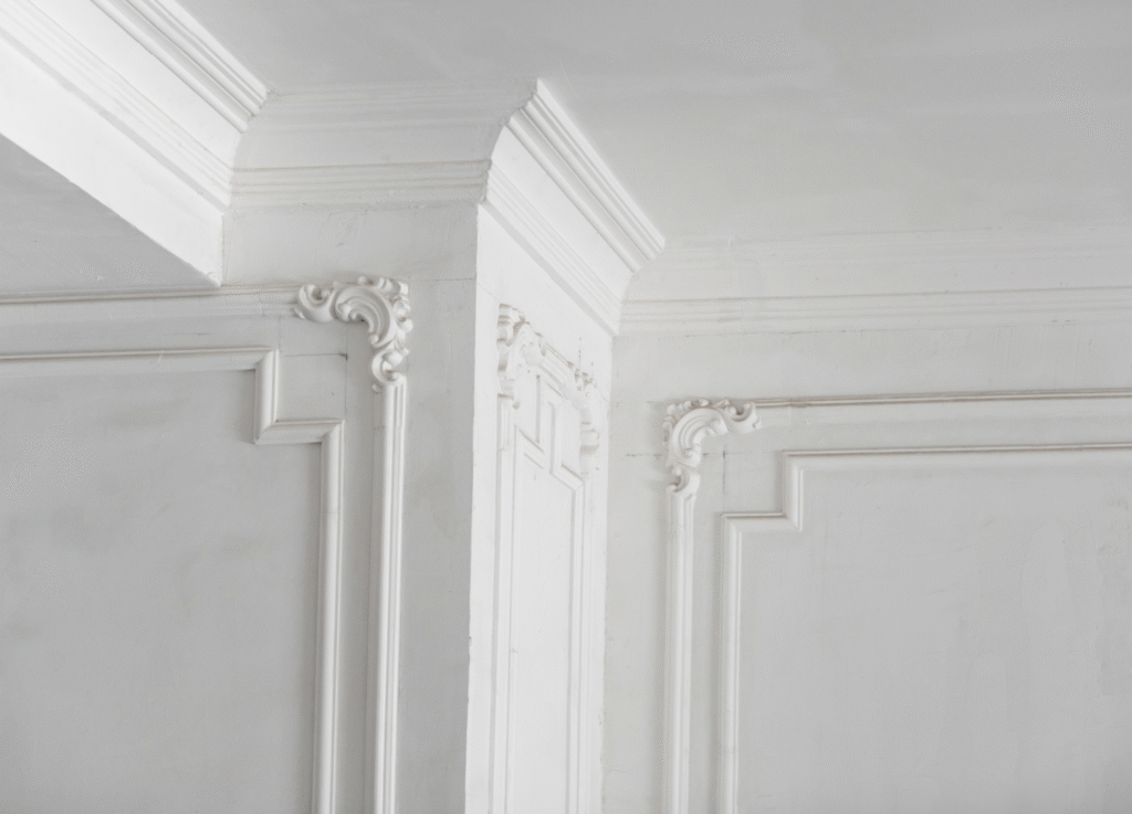 Molduras e Rodapés em Gesso: Finalização de Alto Nível